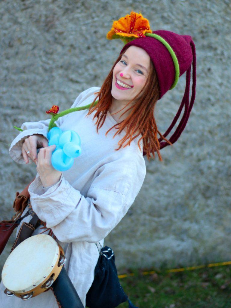 Der musikspiele Clown Zausel mit Ballongitarre