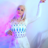 Elsa im weißen Kleid Cosplay und Kinderanimation mit live Gesang und Spielen