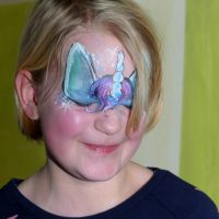 Einhornzauberei im Gesicht mit Partyservice von KidsEffekt