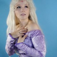 Hellblonde Frau schaut sehnsüchtig