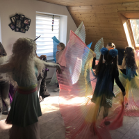 Gemeinsam tanzen mit einem echten Einhorn Tanzen zum Geburtstag mit Einhorn Kinderanimateurin