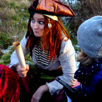 Echte Piratin erzählt spannende Geschichten bei Piratenparty im Garten