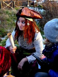Echte Piratin erzählt spannende Geschichten bei Piratenparty im Garten