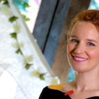 Kinderanimateurin hat ein Lachen im Heren. Sie garantiert leuchtende Kinderaugen zur Hochzeitsfeier mit schönem Programm