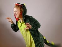 Kinderanimation im flauschigen Dinokostüm
