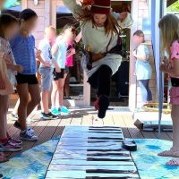 Musikalischer Weitsprung mit Partyclown Zausel beim Kindergeburtstag in Hiddenhausen