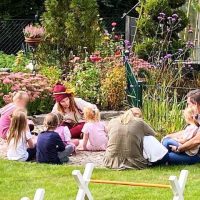 Im Garten sitzt Zausel