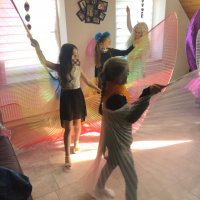 Einhorn Kindergeburtstag mit schillernden Pegasus Flügeln Mit Isisschleier Tanzperformance