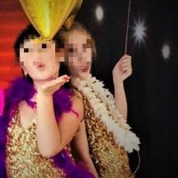 Luftkuss im Glitzerkleid zur Topmodelparty