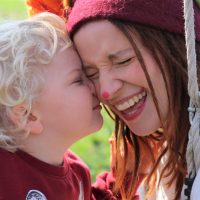 Kleiner Junge gibt Clown Zausel einen Nasenkuss