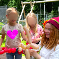 Ballontiere von Clown Zausel bei Geburtstagsparty im Garten