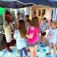 Der Geburtstagsclown weiß viele lustige Sachen