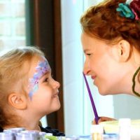 Liebevolle Kinderschminkerin für Geburtstag mieten