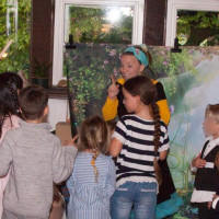 Dieser Animateurin hören die Kinder gern zu und werden kreativ