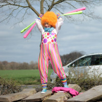 Poi spielen mit vier Bällen