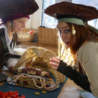 Zu jedem guten Piratengeburtstag gehört ein Schatz Kuchen und eine Piratin