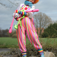 Ein poispielender Clown begeistert Kinder und Teenager