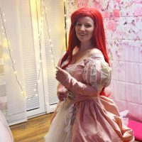 Arielle im rosa Ballkleid strahlt bei Familienfeier